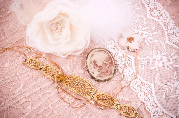 Accesorios para mujer en un encaje rosa — Foto de Stock