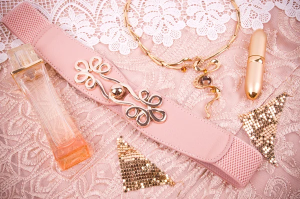 Accessori da donna su un merletto rosa — Foto Stock