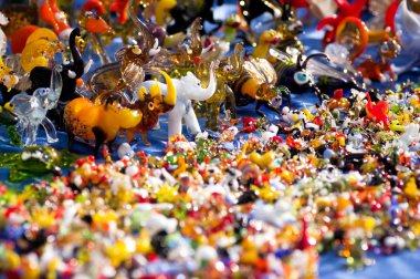 arka planı renkli cam oyuncak