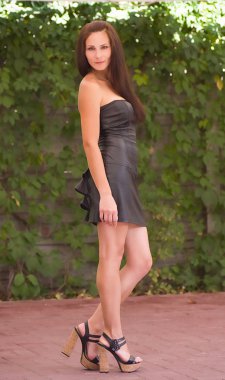 Bahar bahçesinde güzel bir kadın