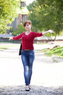 Bahar bahçesinde güzel genç bir kadın