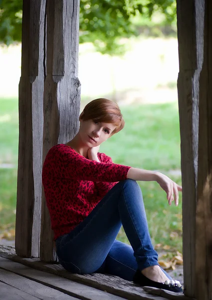 Belle jeune femme dans le jardin de printemps — Photo