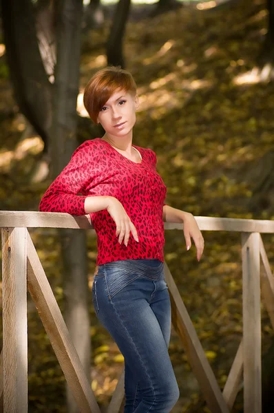 Bahar bahçesinde güzel genç bir kadın — Stok fotoğraf