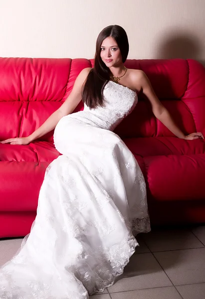 美丽的新娘在白色礼服时尚化妆 — 图库照片