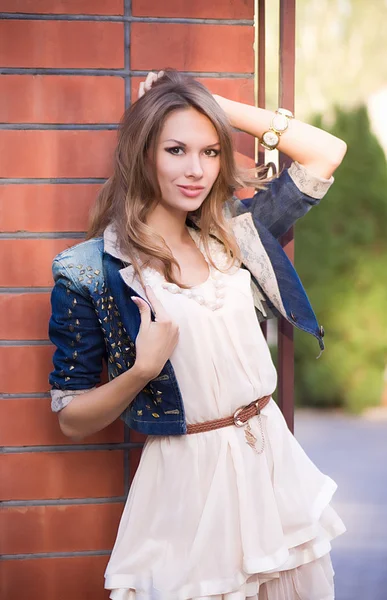 Jovem old fashioned menina posar na parede de tijolo — Fotografia de Stock