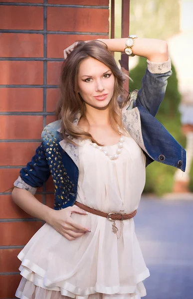 Jovem old fashioned menina posar na parede de tijolo — Fotografia de Stock