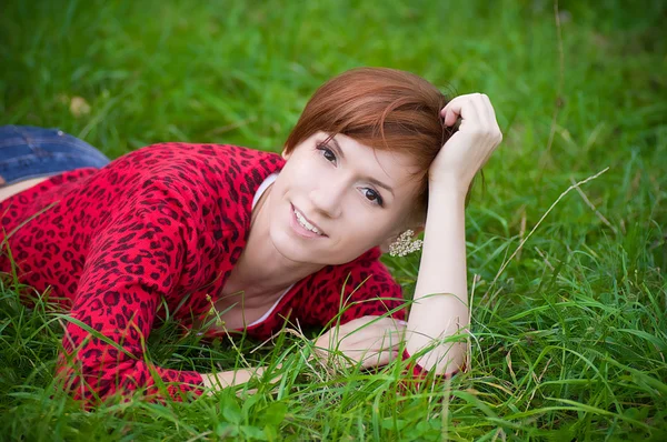 Bella giovane donna nel giardino primaverile — Foto Stock