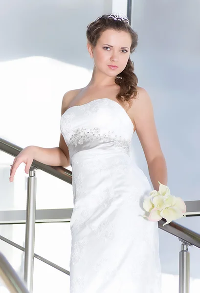 Bella sposa con elegante make-up in abito bianco — Foto Stock