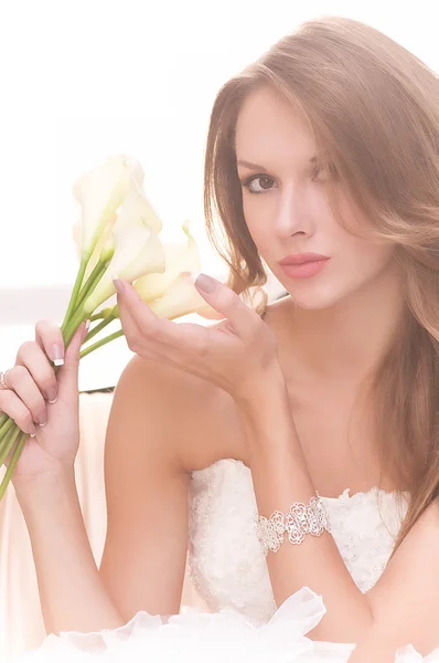 白いドレスのスタイリッシュなメイクと美しい花嫁 — ストック写真