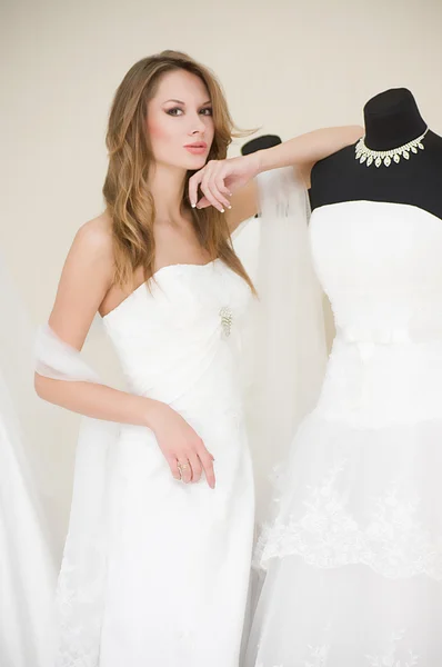 白いドレスのスタイリッシュなメイクと美しい花嫁 — ストック写真