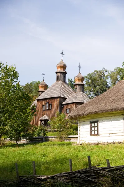 Starý dřevěný kostel ve vesnici — Stock fotografie