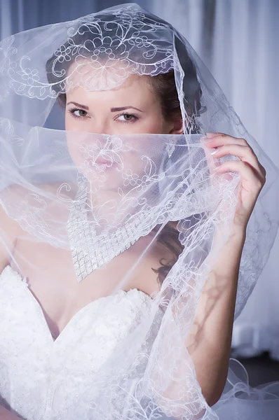 Vackra brud med snygg make-up i vit klänning — Stockfoto