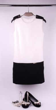 haritasında mandal bir pelerin odasında modern giyimleri