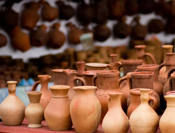 Muitos vasos de barro velhos feitos à mão — Fotografia de Stock