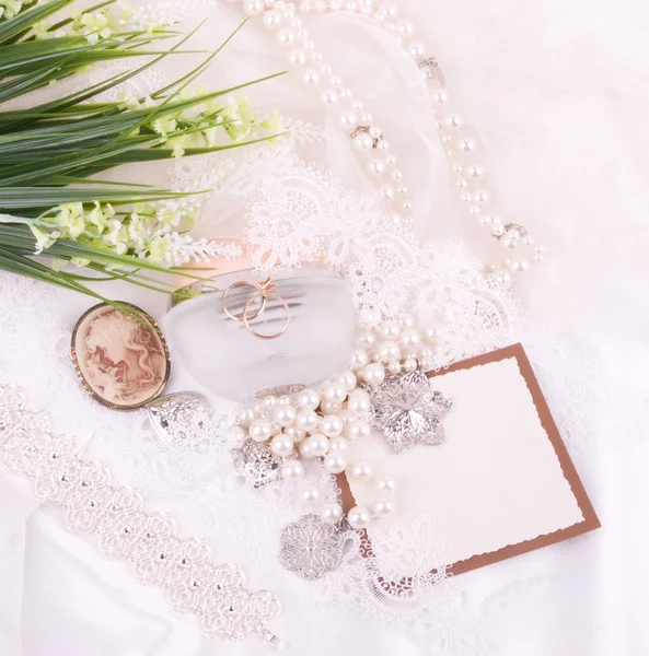 Dentelle blanche avec fleur, bijoux dorés et camée antique — Photo