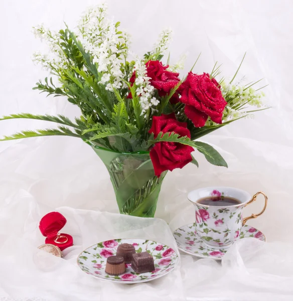 Conjunto de chá bonito, anéis de casamento e rosas vermelhas — Fotografia de Stock