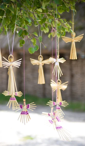 Decoração artesanal em forma de anjo feita de palha — Fotografia de Stock