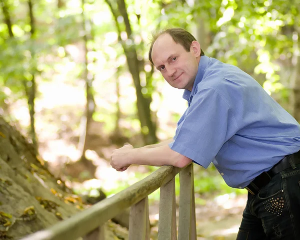 Man i en skog — Stockfoto