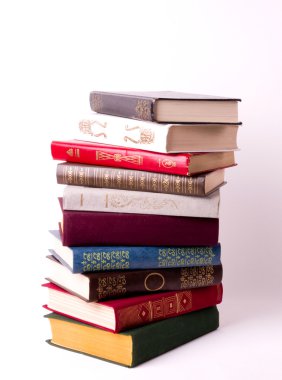 Beyazda izole edilmiş bir yığın eski kitap