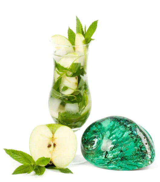 Klassisches Mojito-Sommer-Set mit Limette und Erdbeere auf weißem Hintergrund — Stockfoto