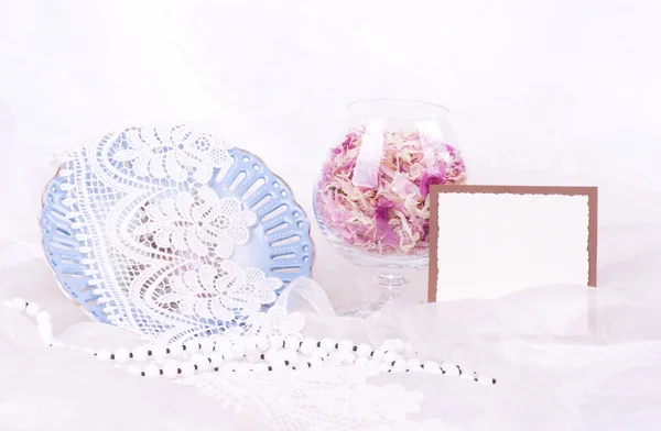 Schöne Blütenblätter im Glas, Vintage-Teller und Banner hinzufügen — Stockfoto