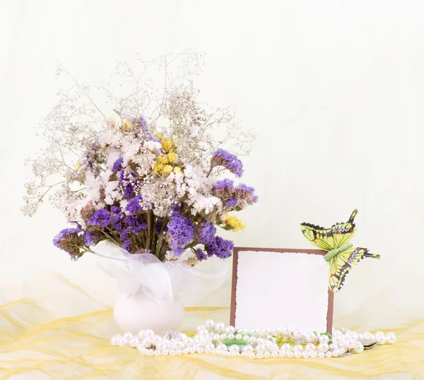 Hermosas flores de primavera en un jarrón de vidrio con pancarta añadir — Foto de Stock