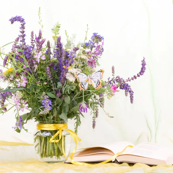 Piękne wiosenne kwiaty w wazonie szkła z banerem Dodawanie ramki — Zdjęcie stockowe