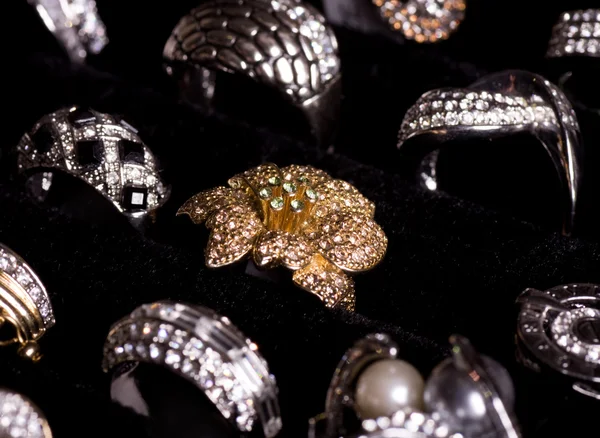 Siyah arkaplanda güzel mücevherler — Stok fotoğraf
