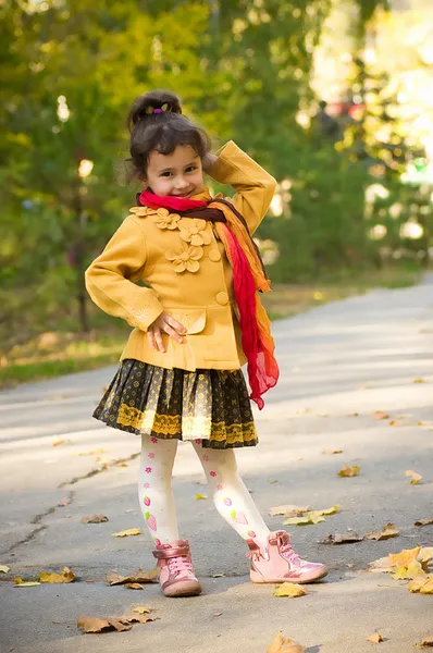 Petite fille dans le parc d'automne — Photo