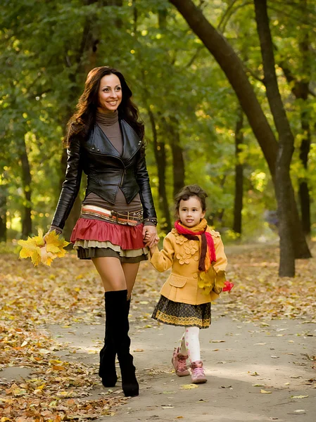 Lycklig mor och dotter i höstparken — Stockfoto