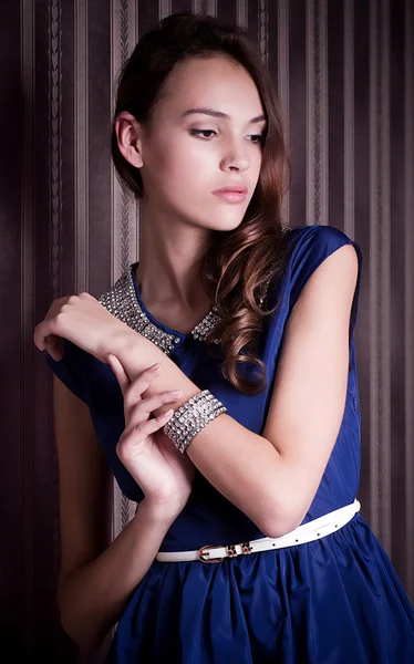 Elegante meisje in wapperen blauwe jurk — Stockfoto