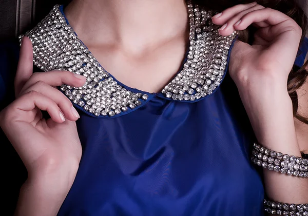 Collar femenino de lujo con gemas en vestido azul —  Fotos de Stock