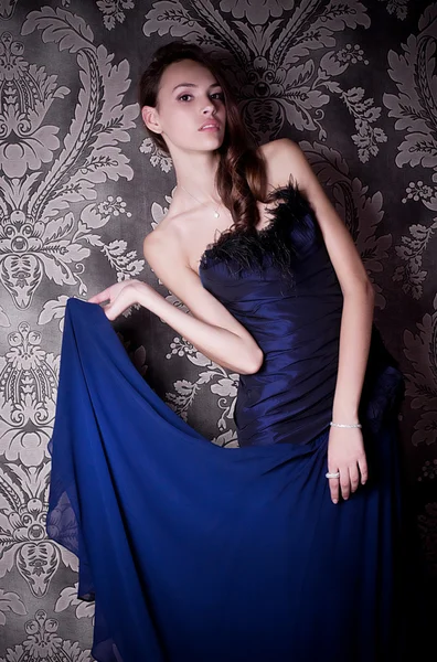 Chica elegante en vestido azul revoloteando — Foto de Stock