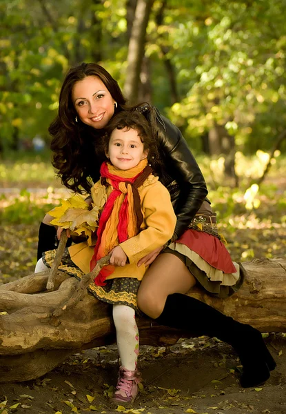 Felice madre e figlia nel parco autunnale — Foto Stock