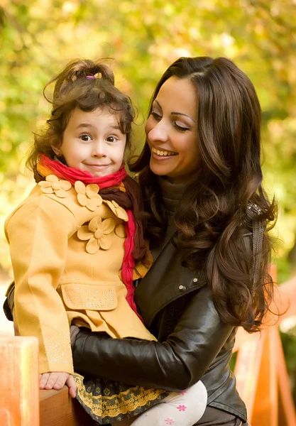 Glückliche Mutter und Tochter im Herbstpark — Stockfoto