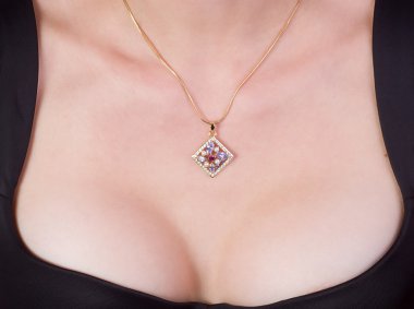 Takı ile kadın meme