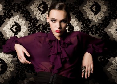 Moda kıyafetleri içinde güzel genç bir kadın.