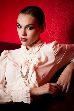 Moda kıyafetleri içinde güzel genç bir kadın.