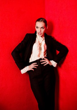 Moda kıyafetleri içinde güzel genç bir kadın.