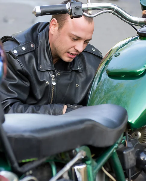 Homem sentado de moto — Fotografia de Stock