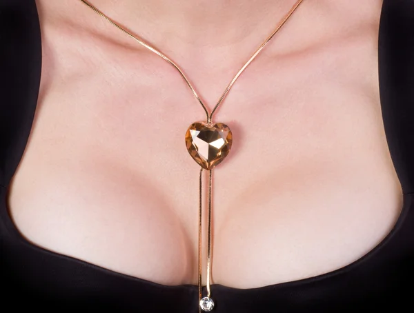 女人胸部的珠宝的 — 图库照片