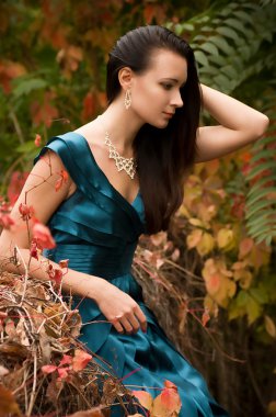 sonbahar bahçe içinde güzel bir kadın