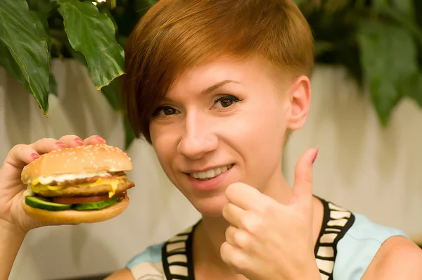 Frau mit Hamburger — Stockfoto