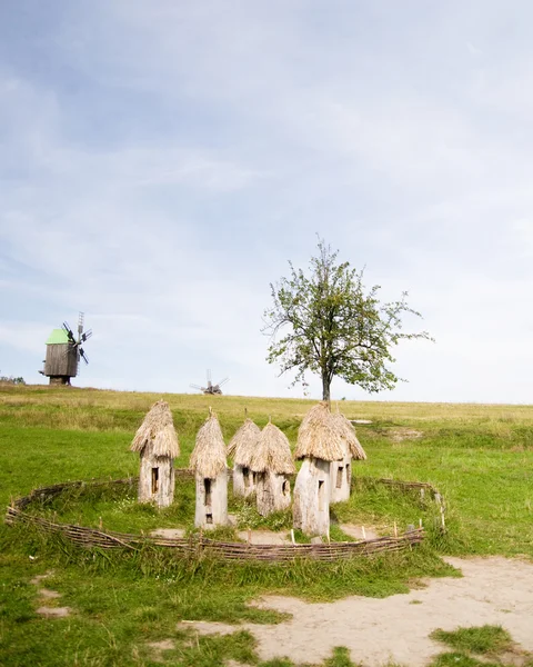 Un paysage champêtre avec route et moulin — Photo