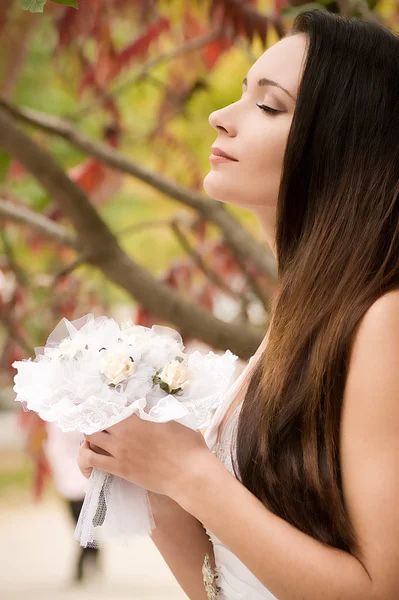 Bella sposa con elegante make-up in abito bianco — Foto Stock