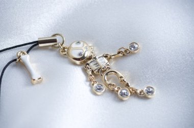 Beyaz arkaplanda güzel mücevherler