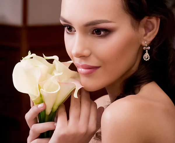 Bella sposa con elegante make-up in abito bianco — Foto Stock