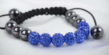 Beyaz arkaplanda güzel mücevherler