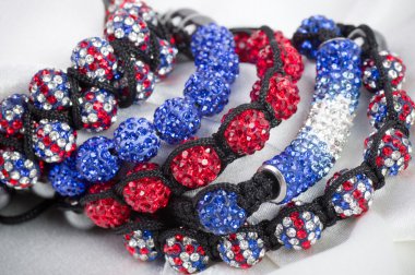 Beyaz arkaplanda güzel mücevherler