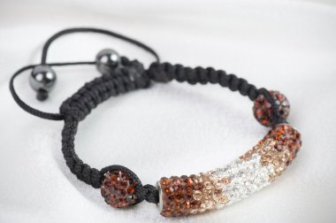 Beyaz arkaplanda güzel mücevherler